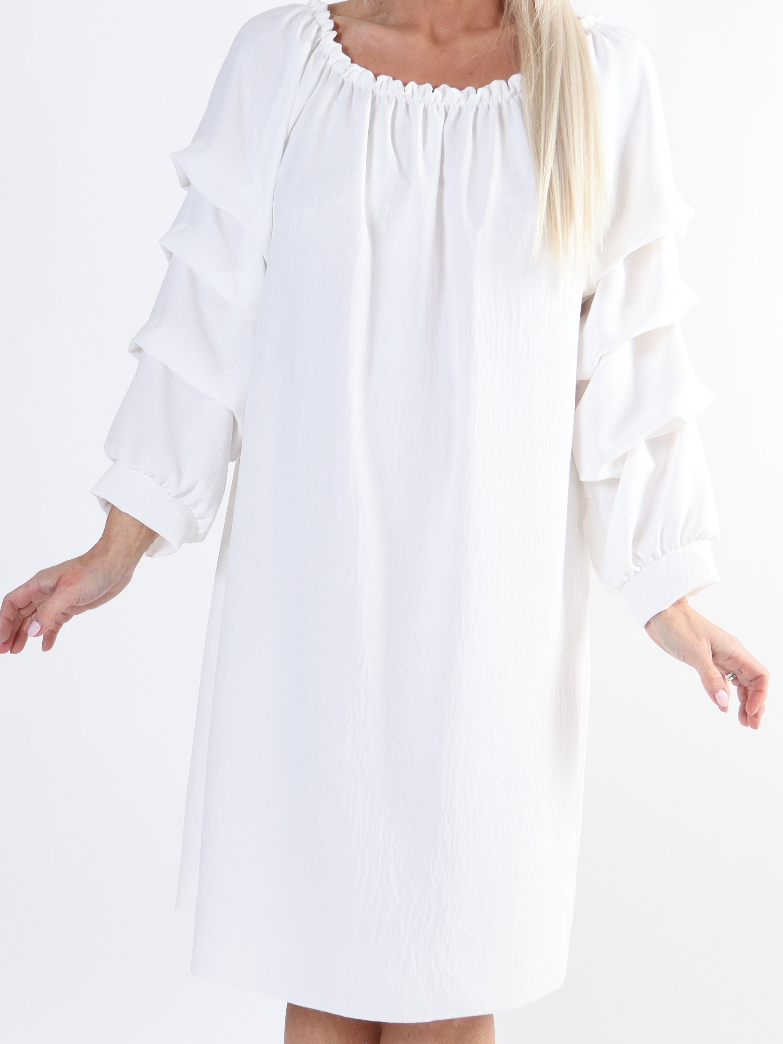 Joanna - Klänning i viskos med rynkad ärm i stora storlekar